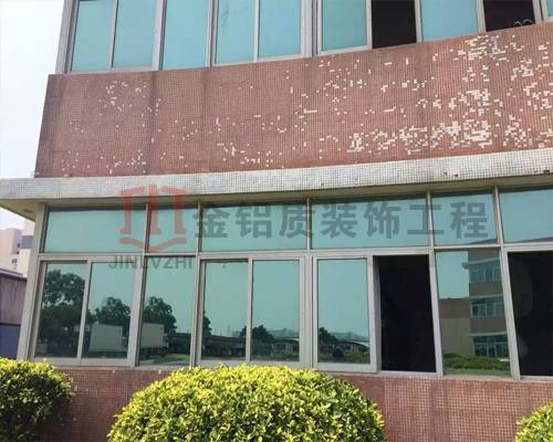 舊辦公樓特寫，在沒(méi)有鋁單板翻新前的照片真破舊